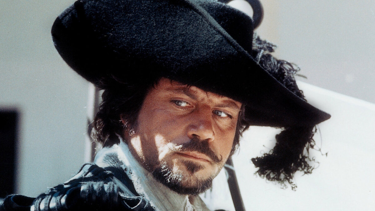 Оливер Рид в образе Атоса