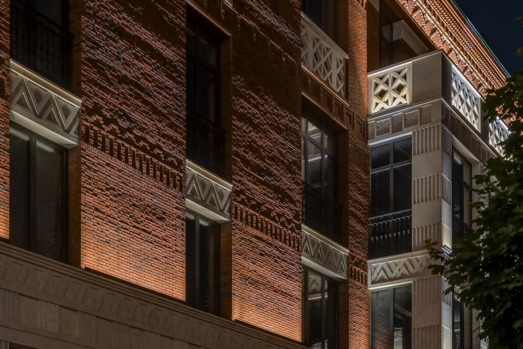 The Residences at Mandarin Oriental, Москва. Фасадное освещение подчеркивает особенности отделки и архитектурных элементов