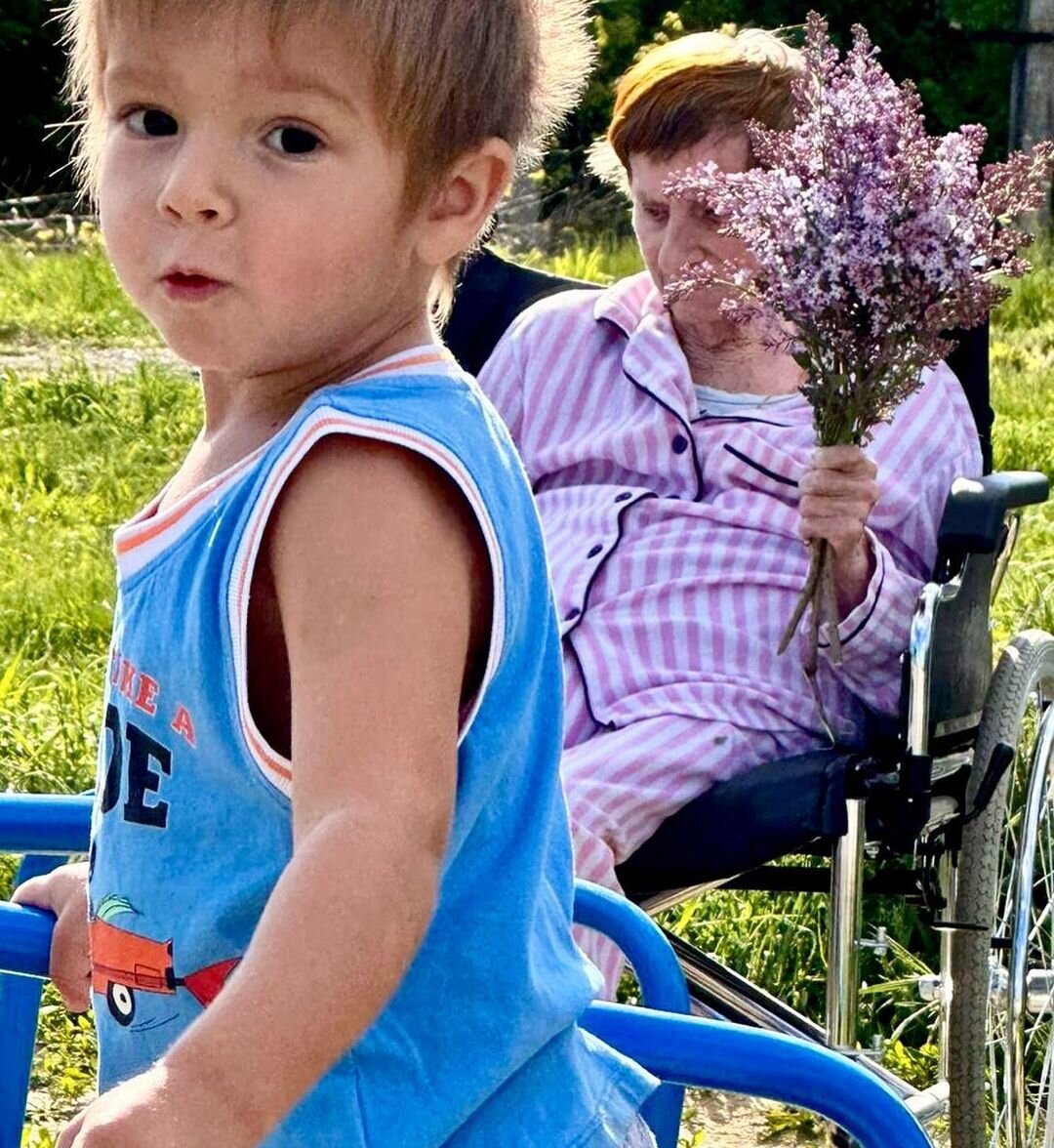 Сын и бабушка Андрея 