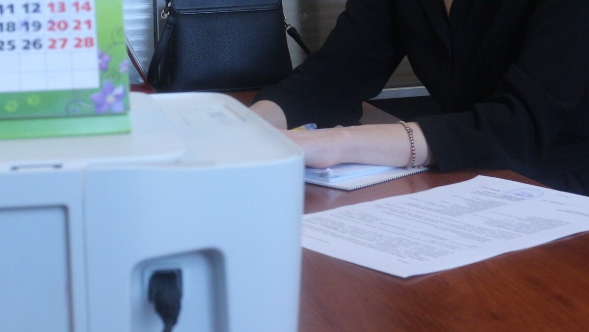     Кресло директора департамента продолжает оставаться пустым.