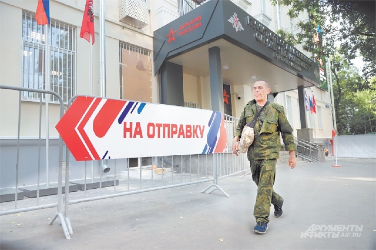    В Пункте отбора на контрактную службу обстановка деловая, настроения патриотические.