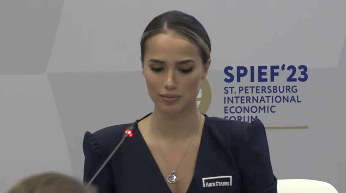 Алина Загитова на ПМЭФ-2023. Источник фото: YouTube канал Diplomatrutube