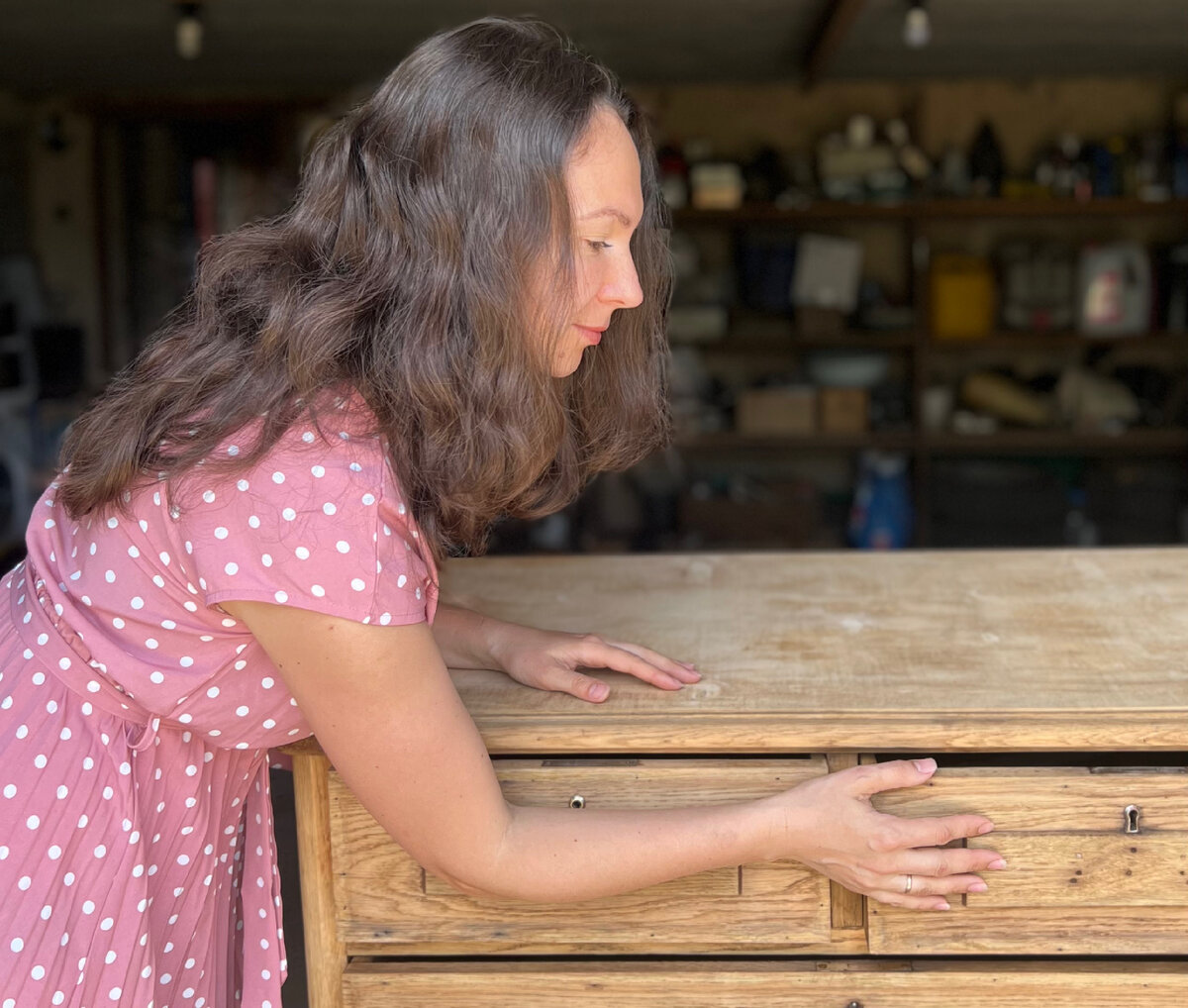 Заняла себя восстановлением старого комода)