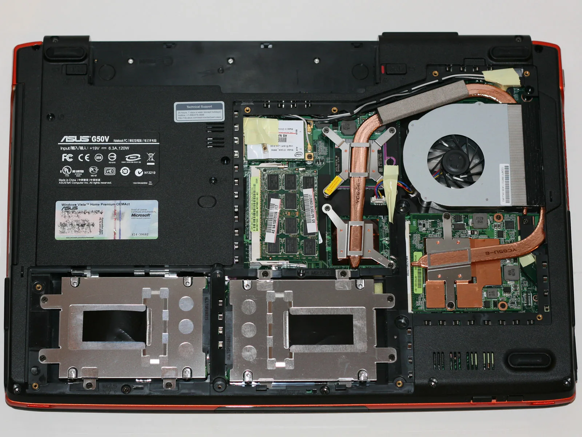 Вот фоточка Asus G50V - тут даже под накопители пара слотов, но посмотрите на конструкцию - все модульное!