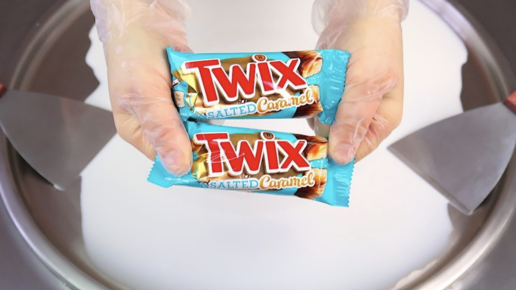 Рулетики с СОЛЕНЫМ карамельным мороженым ASMR TWIX Удивительно сытное блюдо из жареного мороженого 108маматв