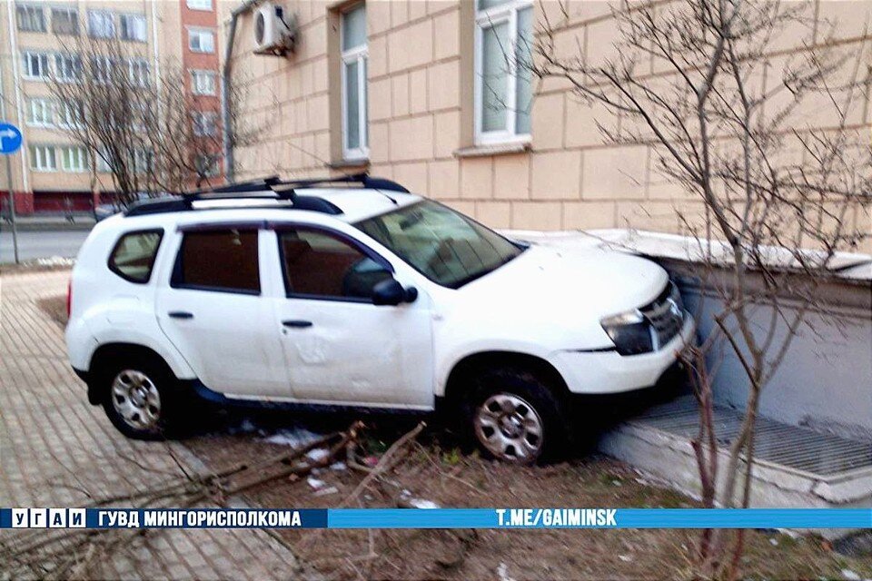     В Минске 75-летняя пенсионерка врезалась в жилой дом. Фото: телеграм-канал УГАИ ГУВД Мингорисполкома