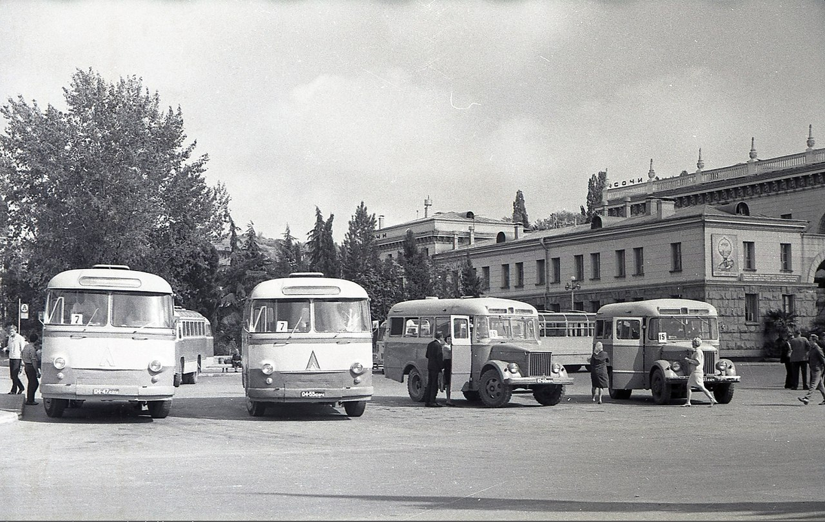 Автовокзал советский. ЛАЗ-695б. Автобус ЛАЗ 695 СССР. ЛАЗ 695 Гагарина. ЛАЗ 695б 1960.