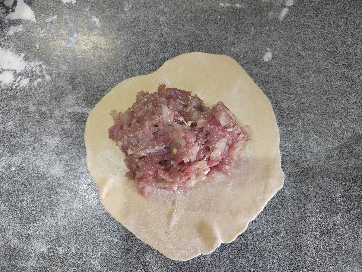 Нарезаем колбаской и раскатываем