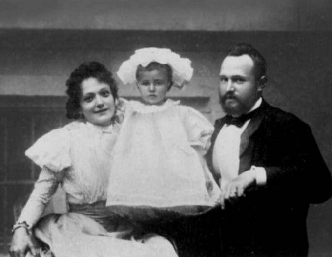 Маленькая Лариса и ее родители / Википедия