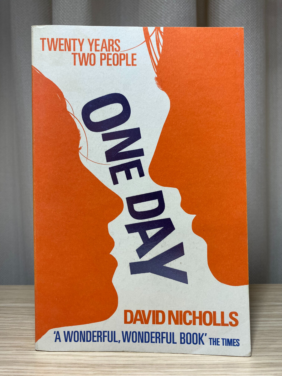 Насколько я помню, в оригинале книга читается достаточно легко. Вообще, если вы хотите начать читать книги на языке оригинала, то любовные романы могут быть неплохим решением — легкий сюжет, нет специфических терминов.