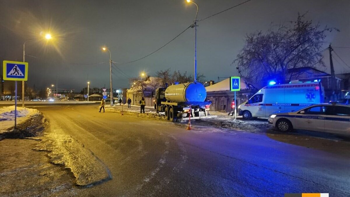     Пожилая женщина переходила дорогу на улице Калинина и попала под Камаз-ассенизатор.