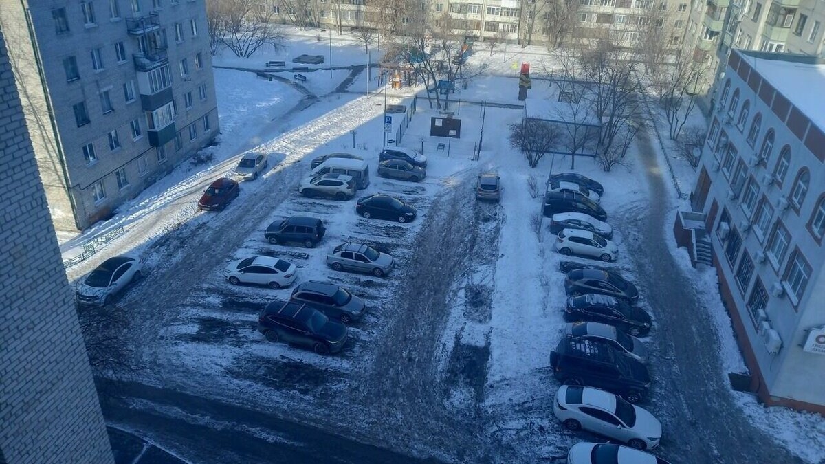     В паблике «ЧС Тюмень» горожанин пожаловался на состояние парковок в шестом микрорайоне. Речь шла об улице Мельникайте, 124, и Депутатской, 125. По его словам, территории здесь не очищали от снега всю зиму.