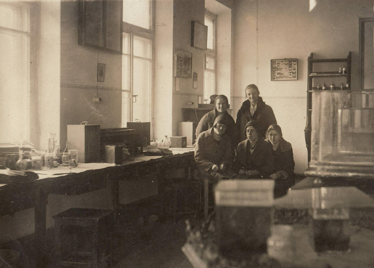 1930 г., кабинет зоологии беспозвоночных, перерыв лекции протозоологии. Фрося стоит слева