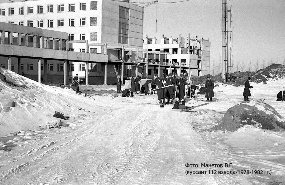 Курсанты 112 взвода ТВВСКУ на уборке территории около своей казармы, зима 1981 года