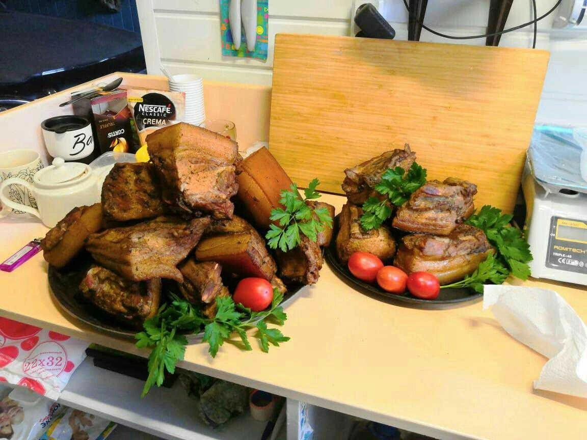 Копчение не только предохраняет продукты от порчи, но и придаёт им приятный вкус и аромат. Процедура копчения состоит в том, что продукты подвергаются действию дыма, пропитываясь им. Для копчения используют лиственные породы деревьев: бук, дуб, ольху, клён, яблоню, вишню, рябину. Можно использовать самые разнообразные сочетания, смешивая щепу различных деревьев. Исключаются смолистые деревья (ель, сосна и т.д.), которые придают копчёностям горьковатый вкус.