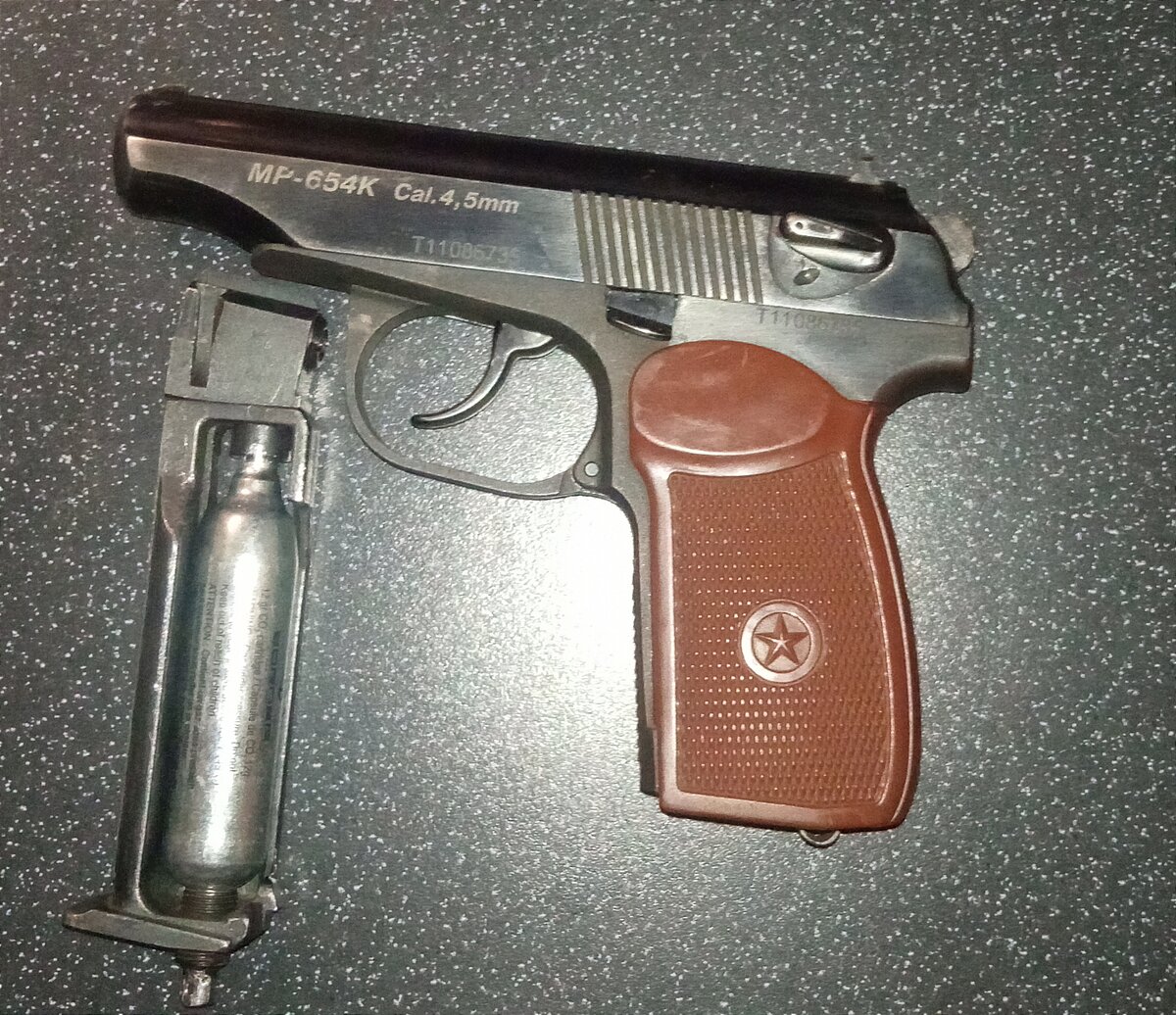 Хранить пневматический пистолет Макарова МР 654К в разряженном виде. 