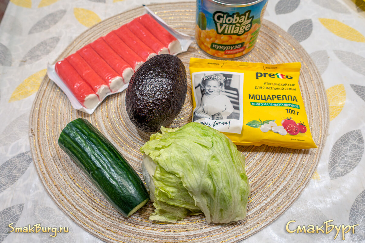 Яркие и полезные исходные ингредиенты для чудесного крабового салата по-новому