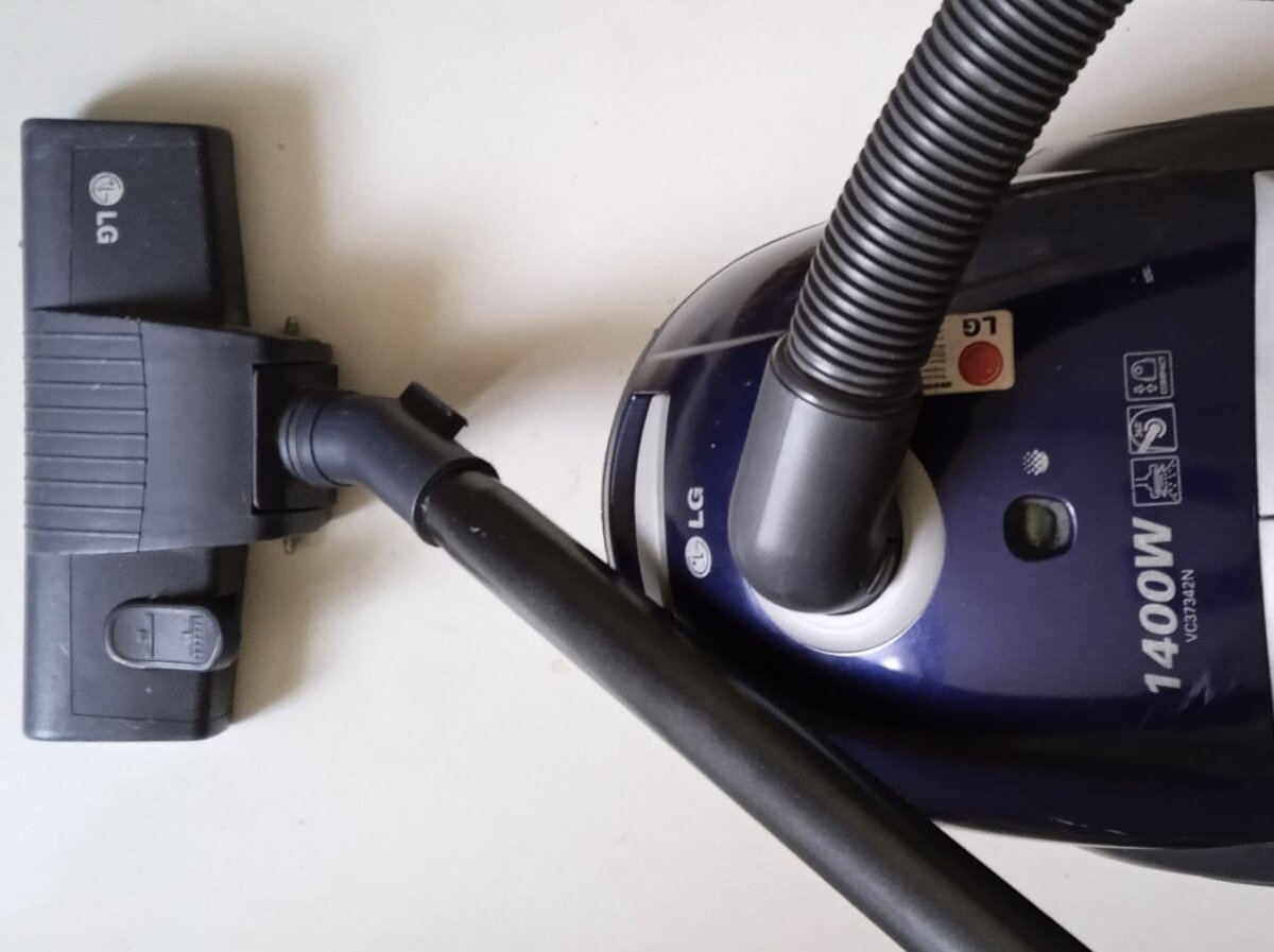 Такой щеткой пыль из щели или угла не вытянешь 