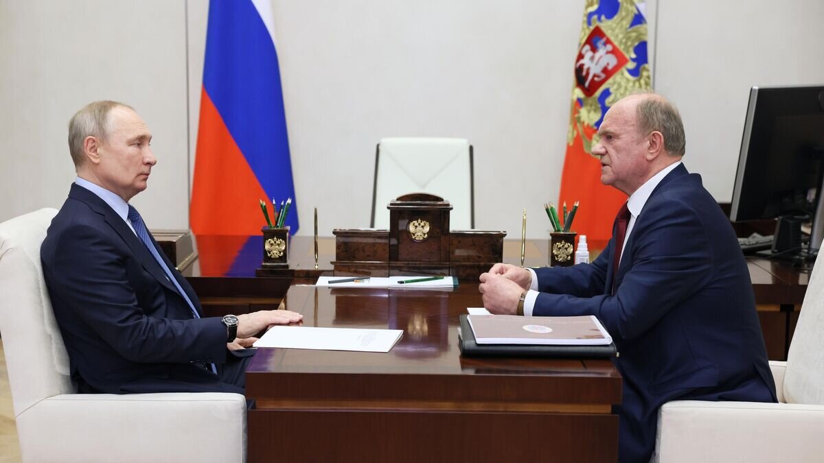    резидент РФ Владимир Путин и руководитель фракции Коммунистической партии РФ в Государственной Думе РФ Геннадий Зюганов во время встречи© РИА Новости / POOL