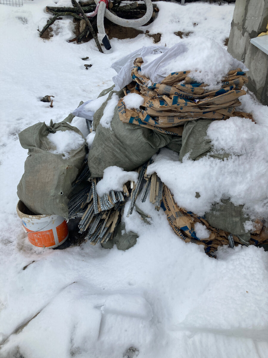 Поскольку на улице сильно посветлело, я обратила внимание на кучу строительного мусора у входа. Уголки штукатуры, действительно, вытащили 