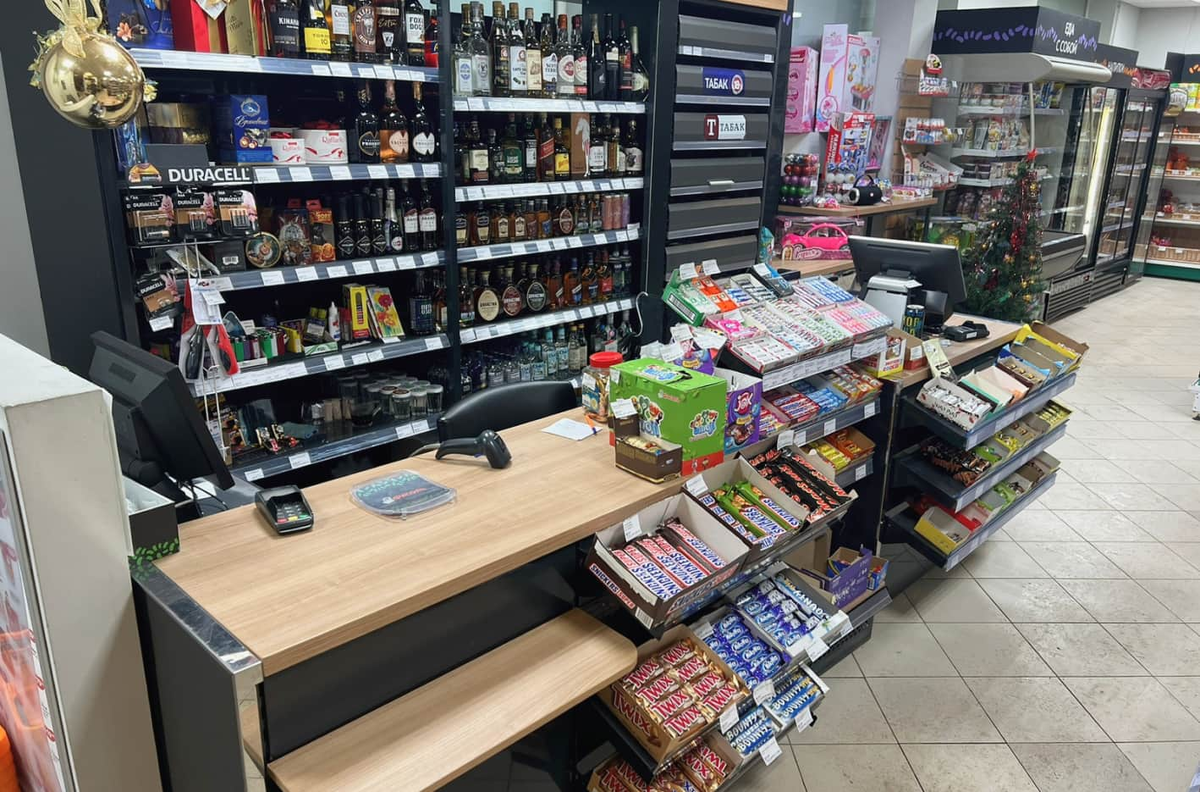 Кассу самообслуживания установили на стойке рядом с основной кассой, на фотографии КСО справа 