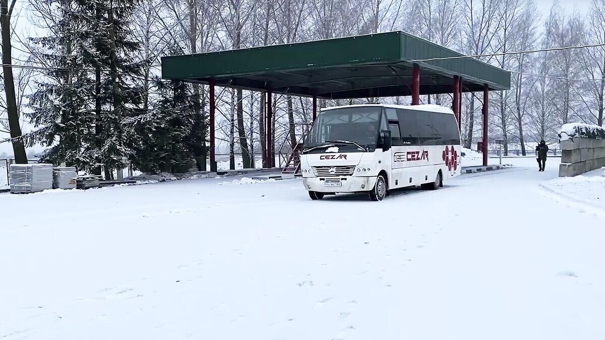    Возвращение 63 российских военнослужащих из украинского плена. Кадр видео© Минобороны России