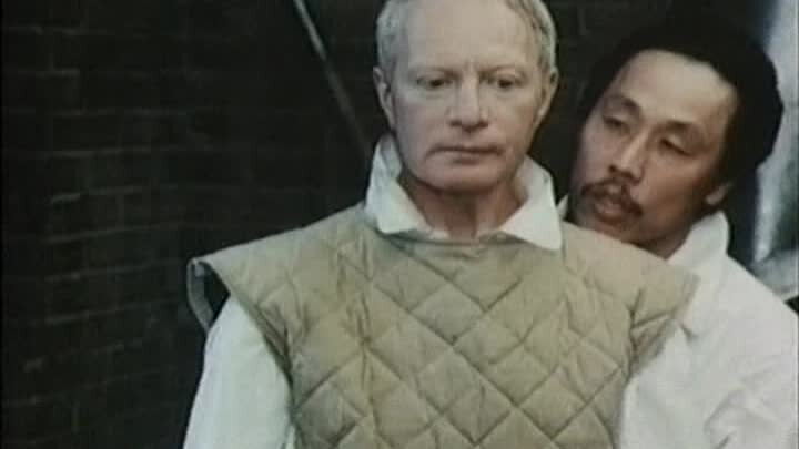 Конрад Бюхнер и капитан Мидзуки после занятия фехтованием. Кадр из фильма «Операция ”Вундерланд“»