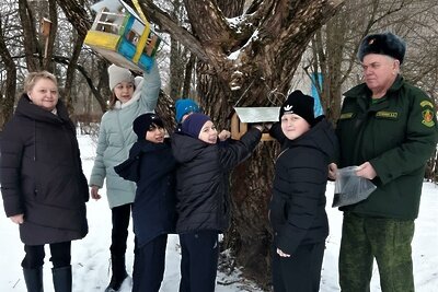    Сотрудники Симбуховского участкового лесничества Наро-Фоминского филиала ГКУ МО «Мособллес» с учащимися школьного лесничества «Лес» © Пресс-служба Комитета лесного хозяйства Московской области