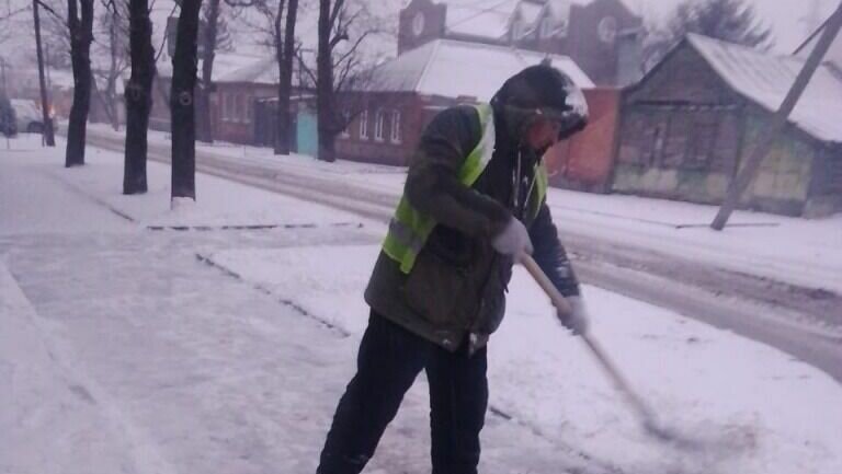     В Ростове зафиксировано 159 нарушений в содержании территорий рядом с многоквартирными домами, АЗС и ТЦ, рассказали в администрации города.