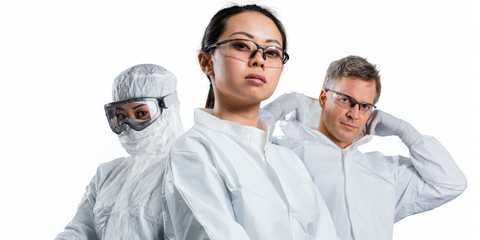 чистые помещения. чистое производственное помещение для микроэлектроники. человек в чистом помещении. чистые помещения gmp. исо одежда для чистых помещений.