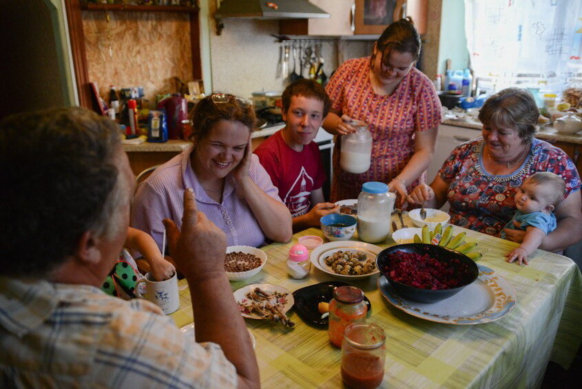 Большая семья за столом