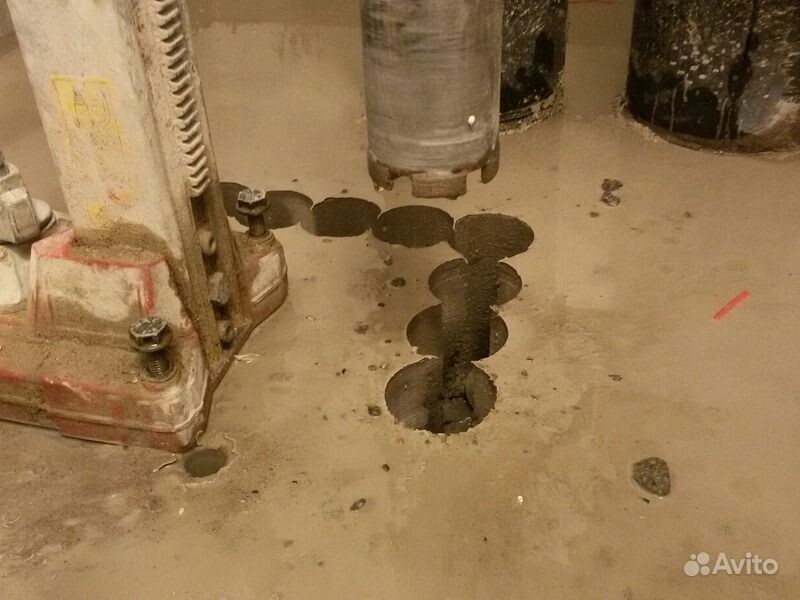 Казалось бы, что здесь такого: просто бери себе дрель обычную и сверли. Но нет, на самом деле в процессе выполнения данной задачи может возникать множество трудностей. Во-первых, бетонные стены очень прочные и их тяжело взять, а во-вторых, их структура неоднородна, и вы с легкостью рискуете попасть на щебенку или же кусок арматуры.