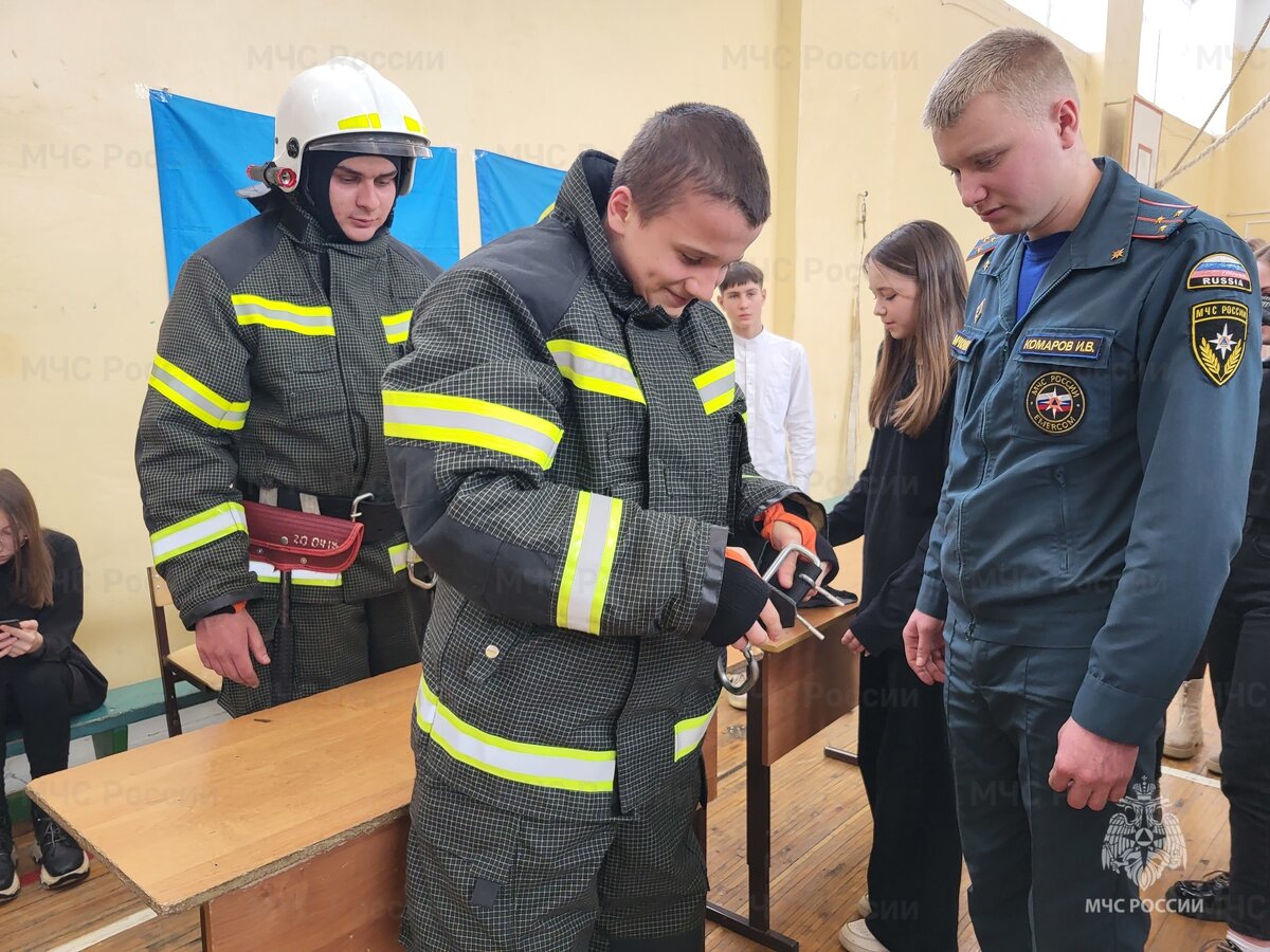 Регистрация группы в мчс. Сотрудник МЧС. МЧС Ачинск сотрудники. Безопасность учеников. Курганская ГПС сетевая компания.