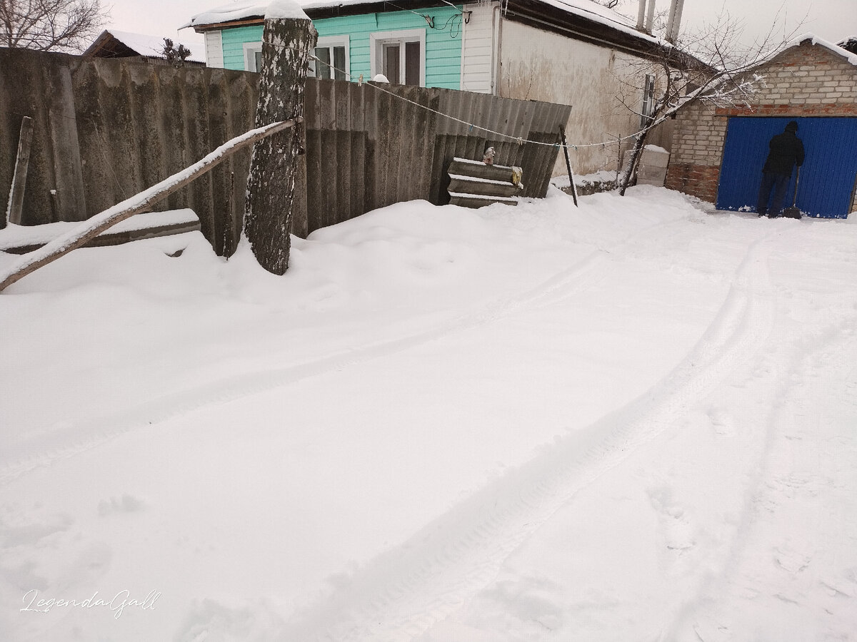 Во дворе сугробы