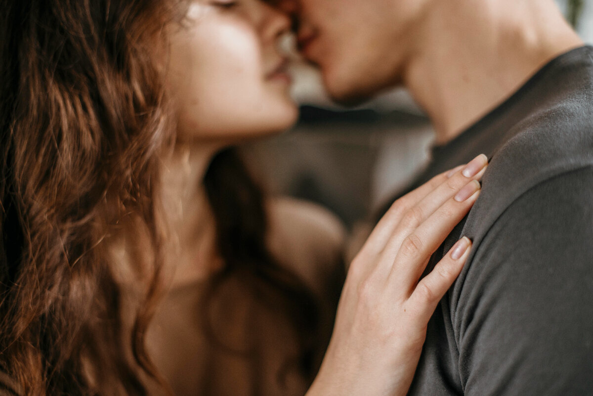 Изображение от <a href="https://ru.freepik.com/free-photo/cute-young-couple-together-in-love_10892430.htm#query=%D0%BF%D0%BE%D1%86%D0%B5%D0%BB%D1%83%D0%B9&position=4&from_view=search&track=sph">Freepik</a>