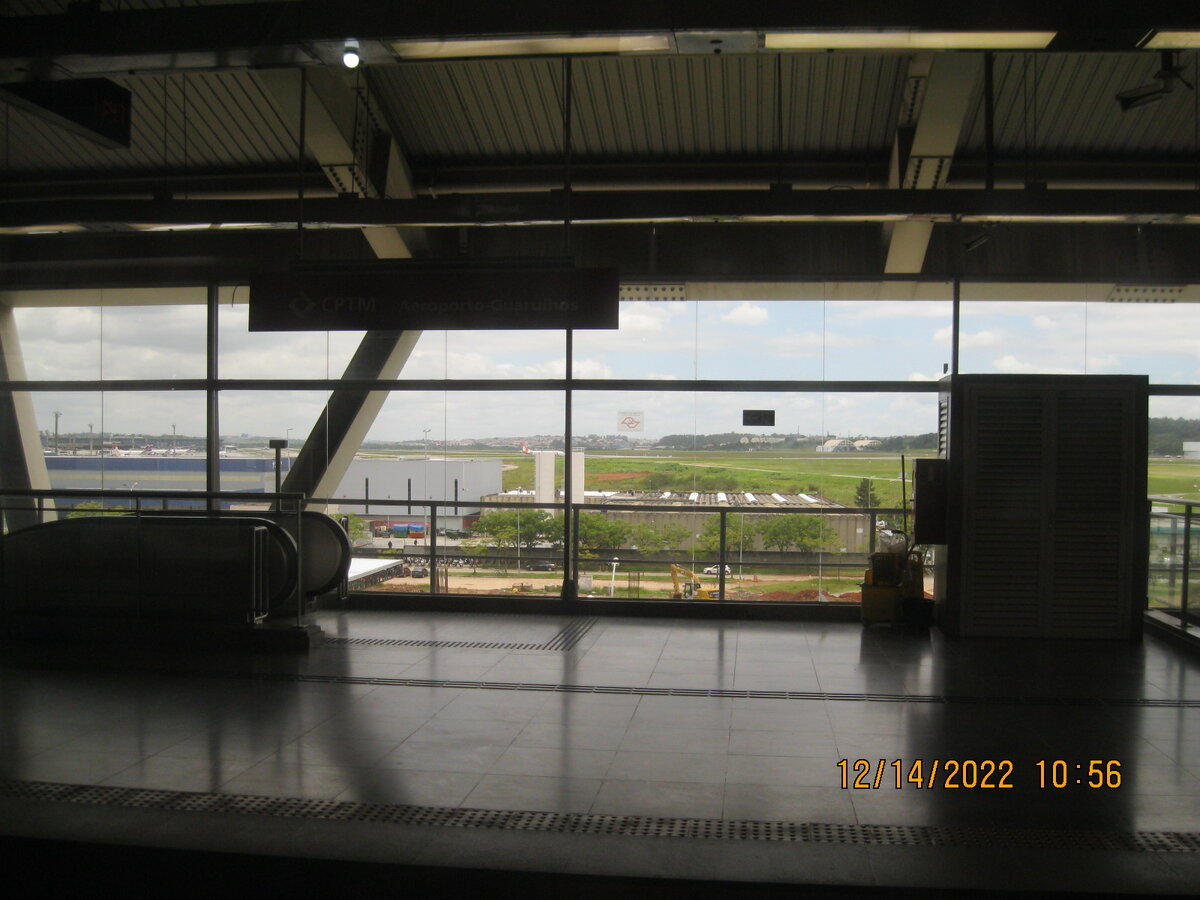 Вид со станции метрополитена на взлетную полосу