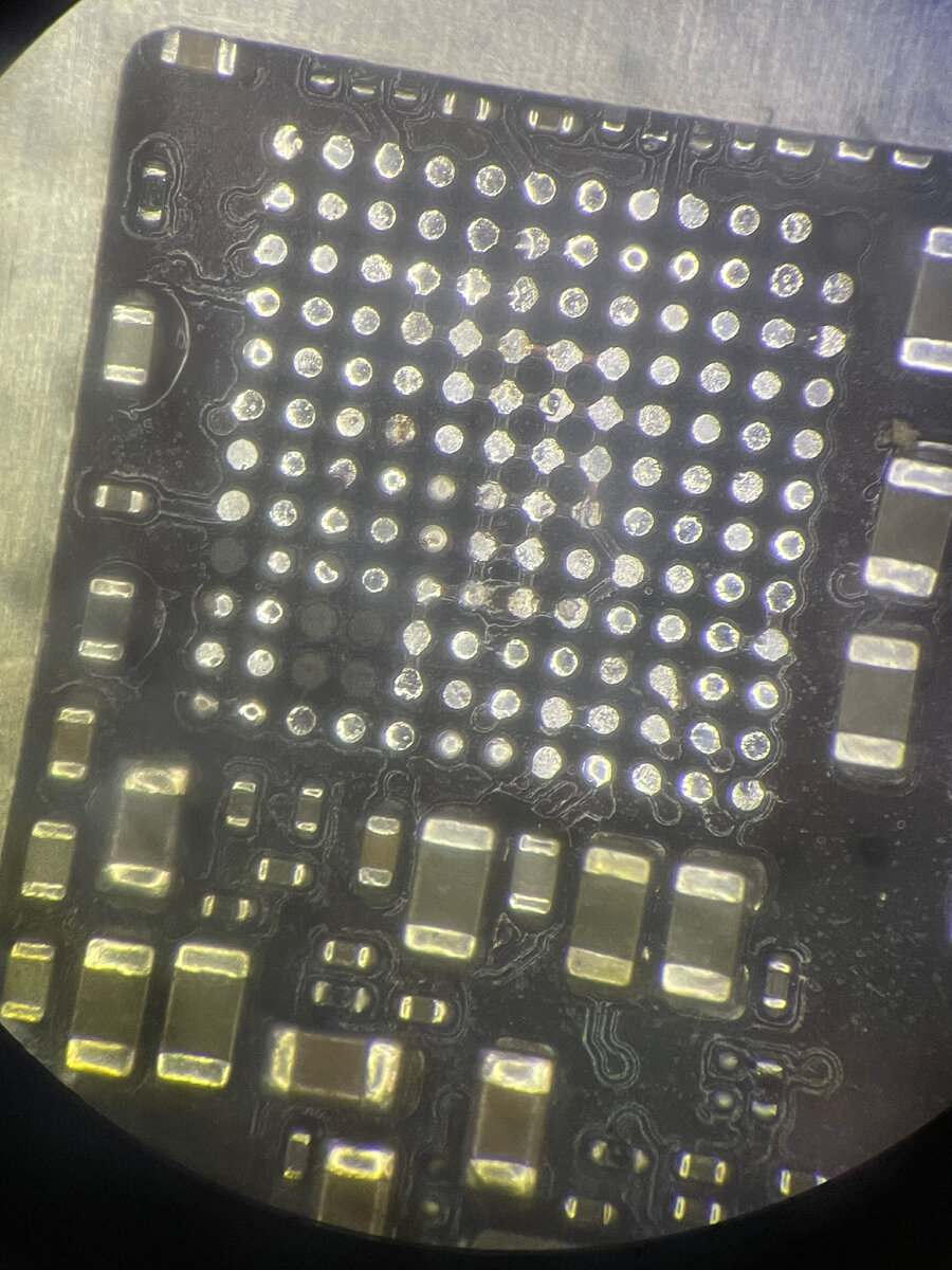 Тут уже микросхему снял, начинаю восстанавливать оторванные пятаки