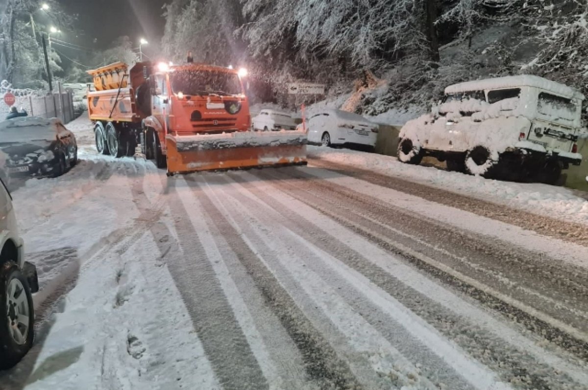    Из-за снегопада закрыт для проезда Агойский перевал