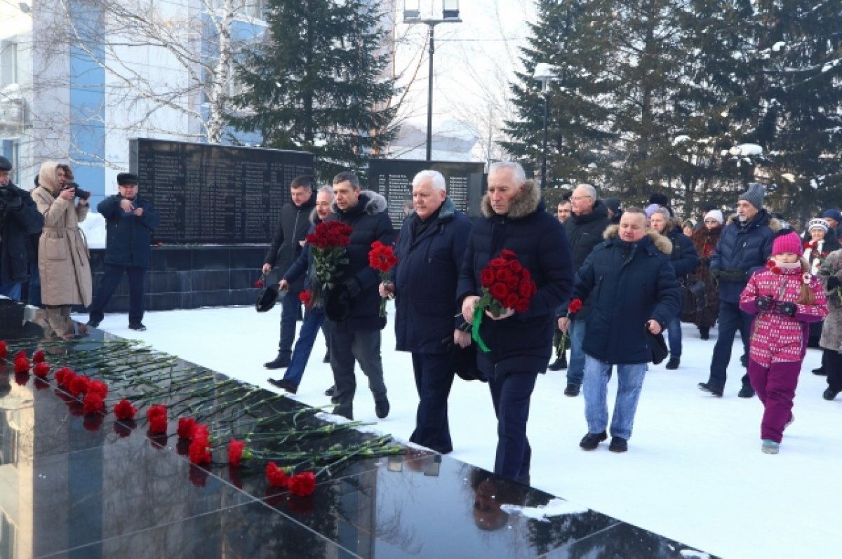    Мазур возложил цветы к мемориалу павших в вооруженных конфликтах в Томске