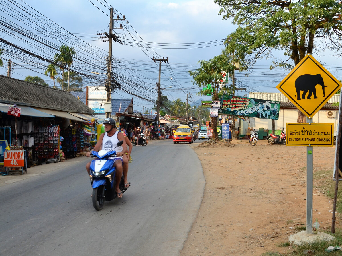 Дорожный знак на Ко Чанге "Осторожно. Переход для слонов". Именно в этом месте слоны из питомника переходят дорогу, чтобы искупаться в море. Фото автора.