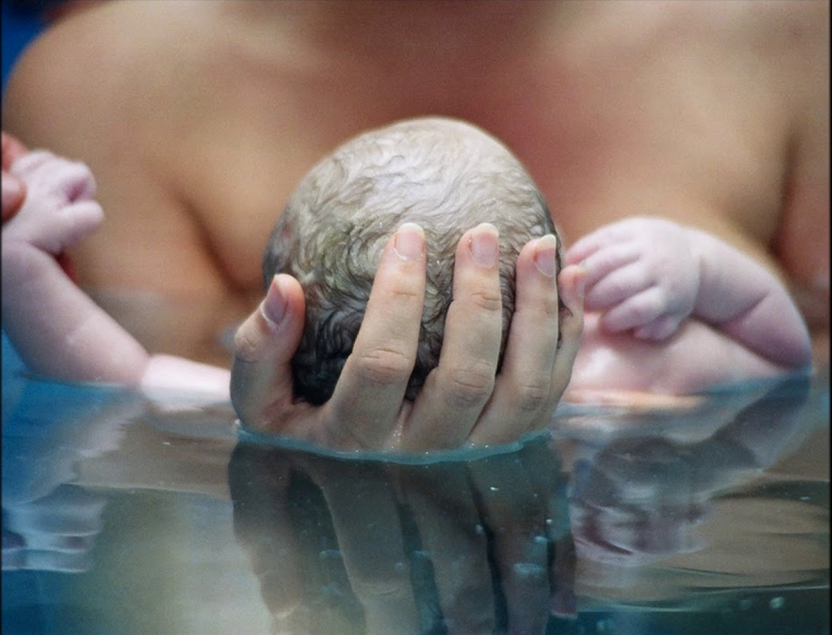 Рождается в воде. Беременные рожают в воде. Естественные роды в воду.