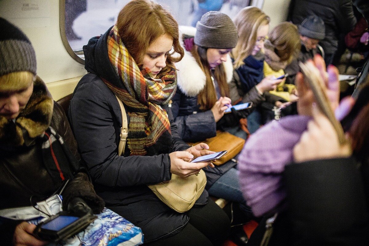 Люди со смартфонами