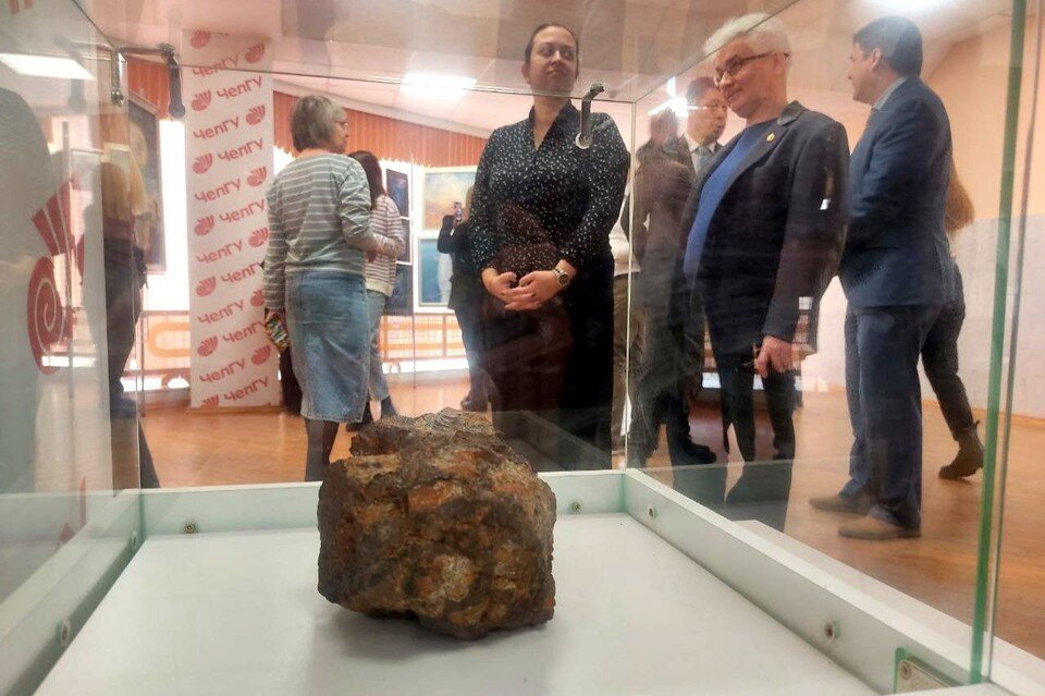     Один из фрагментов метеорита остался в ЧелГУ. Ольга ЩАПИНА