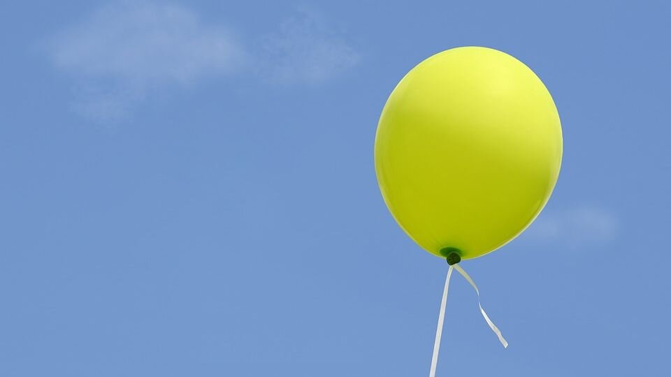 Висят шары посинели от жары. Воздушный шарик. Желтый воздушный шар. Шарик улетел.