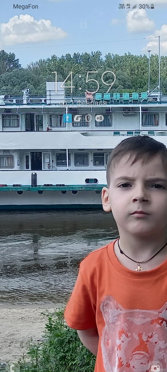 Вот фото и мы ещё пошли дальше и попали в какой-то место и там мы нашли спорт.площадку и океан конец истории это было летом.