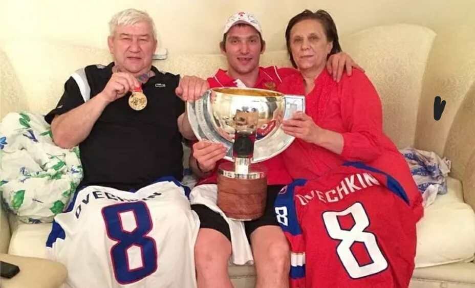    Александр Овечкин с родителями. Фото: Соцсети Александра Овечкина