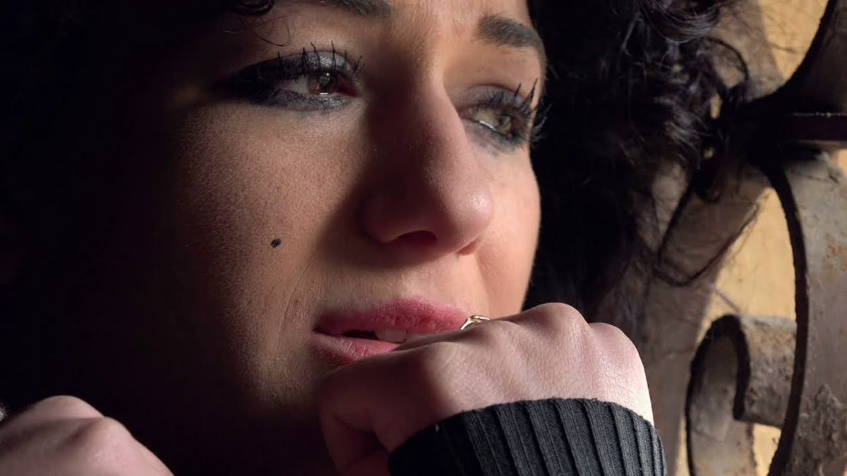 Тетя песня видео. Плачущая женщина. Женщина рыдает. Красивая женщина плачет. Заплаканная женщина.