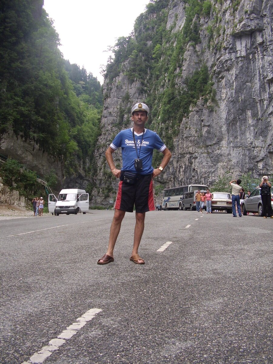 Абхазия. Юпшарский каньон, через который проходит дорога на озеро Рица, называют еще «Каменным мешком» (фото автора).