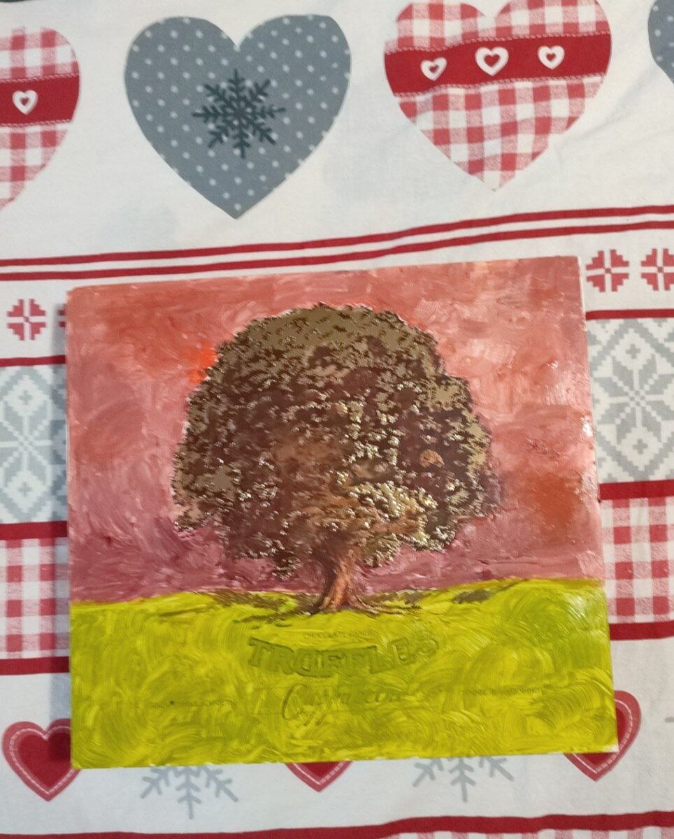 Вкусные конфетки внутри.