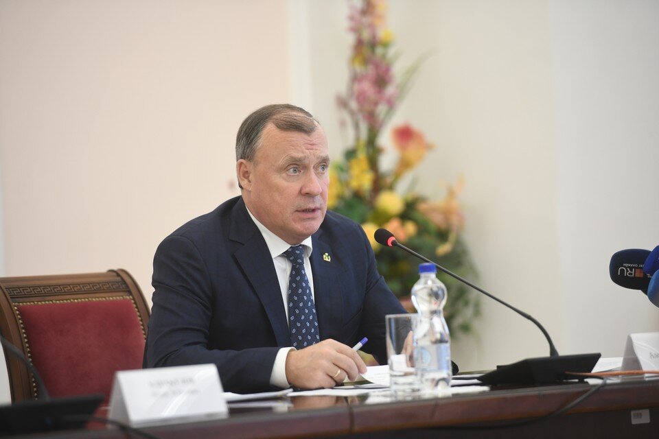     Мэр Екатеринбурга Алексей Орлов в прямом эфире радио «Комсомольская правда»(92,3 FM) отвечает на вопросы горожан Алексей БУЛАТОВ